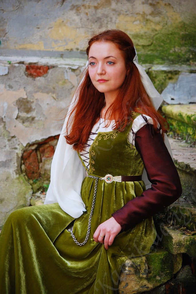 15th century green velvet kirtl